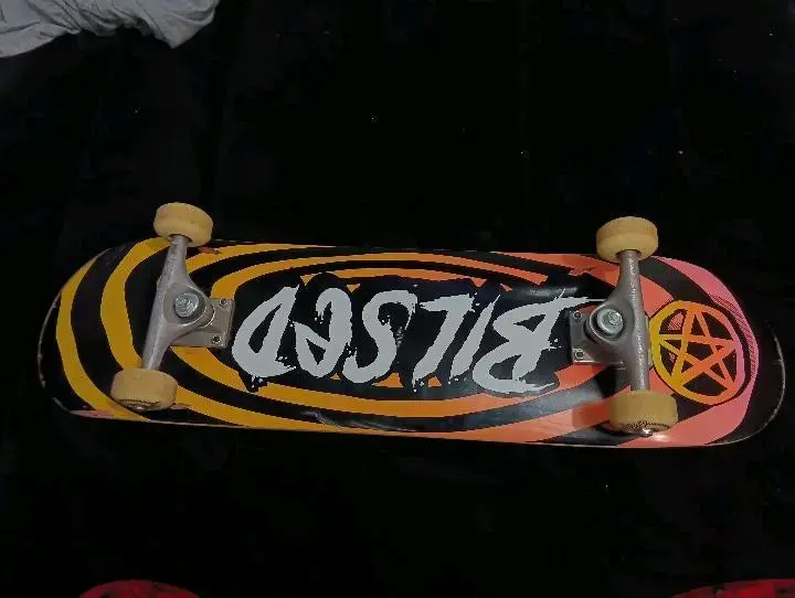 Skateboard Blessed con diseño llamativo - 1