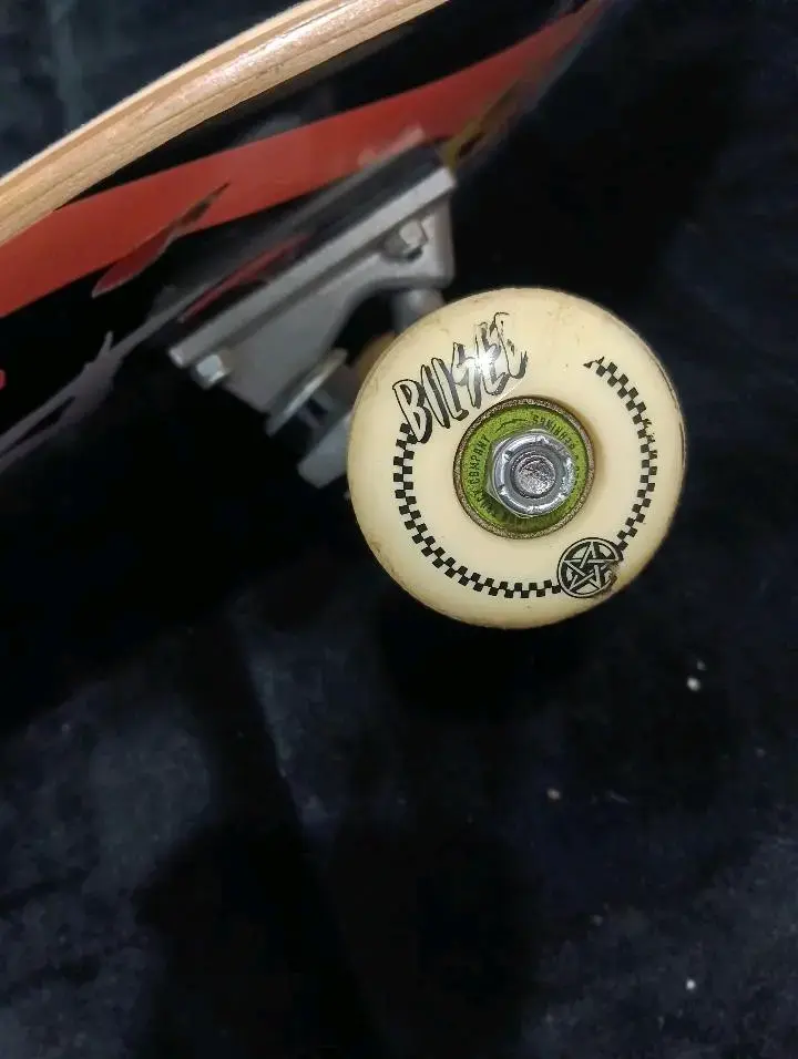 Skateboard Blessed con diseño llamativo - 2