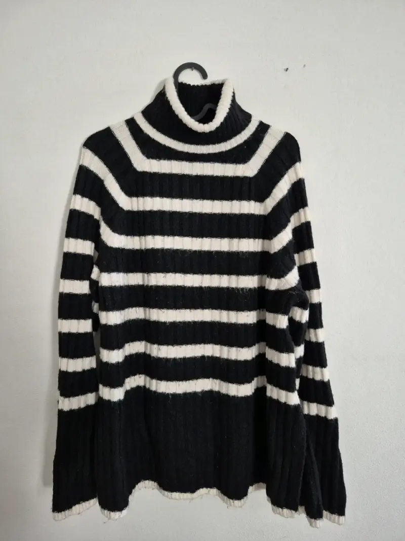 Suéter de rayas blanco y negro con cuello alto