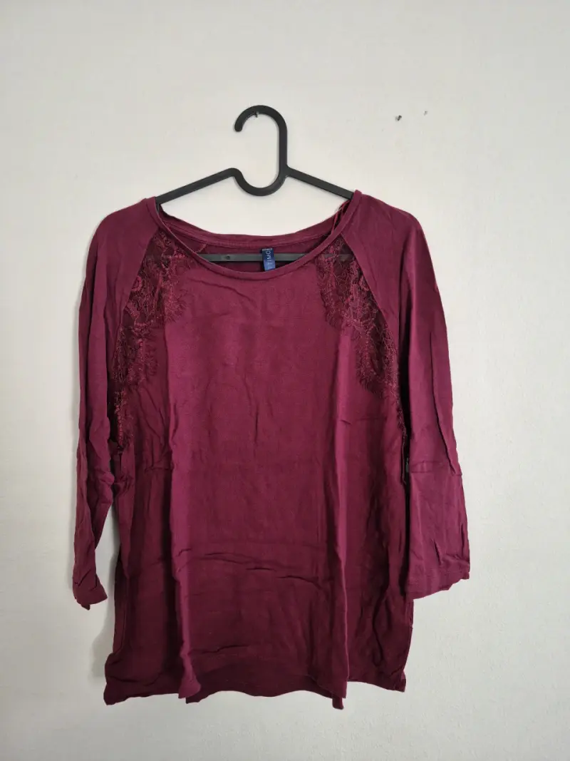 Blusa burdeos con encaje para mujer