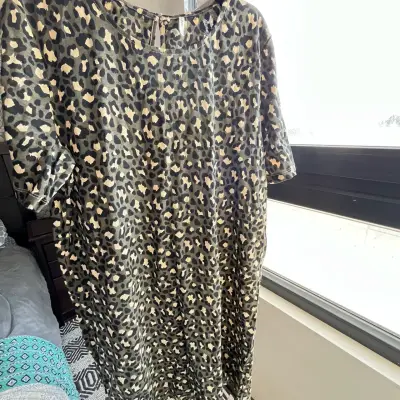 Vestido estampado animal print para mujer - miniatura 1