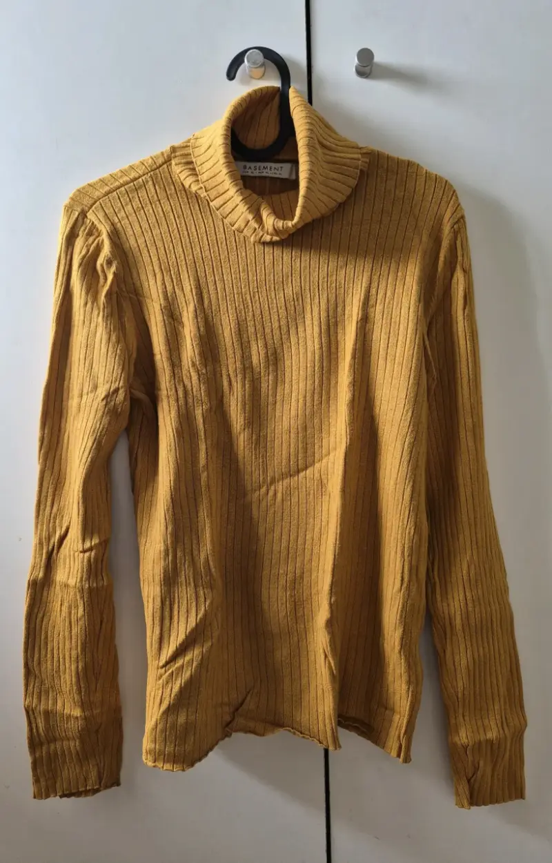 Suéter de cuello alto amarillo Basement