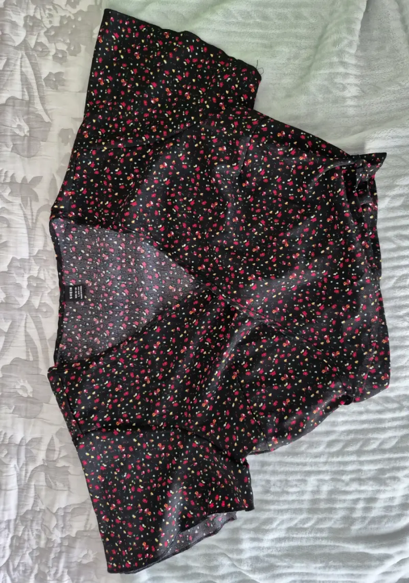 Top cruzado de mujer con estampado floral