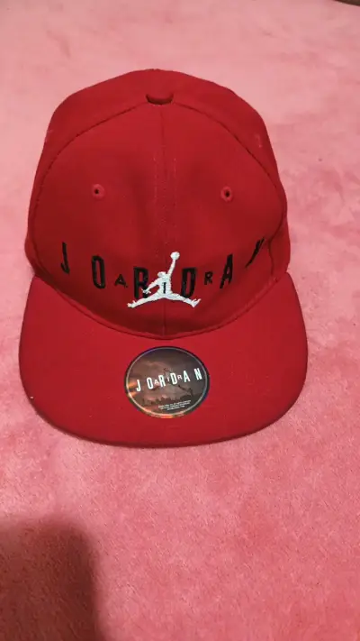 Gorra roja Jordan con logo bordado - miniatura 1