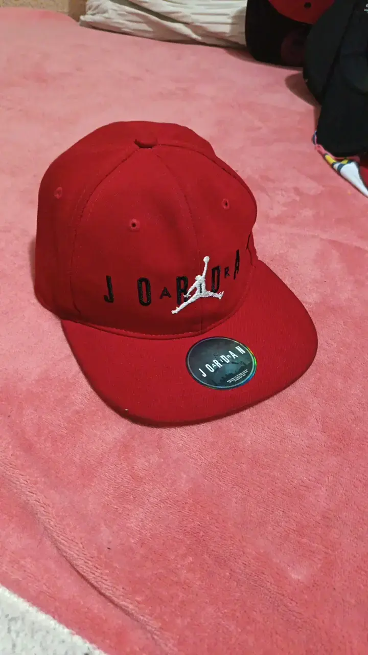 Gorra roja Jordan con logo bordado - 2