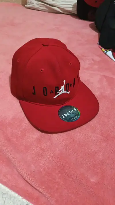 Gorra roja Jordan con logo bordado - miniatura 2