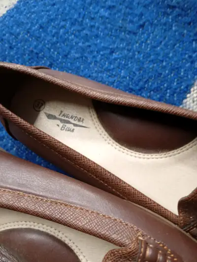 Zapatos planos marrones de cuero para mujer - miniatura 1