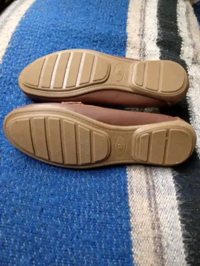 Zapatos planos marrones de cuero para mujer - miniatura 2