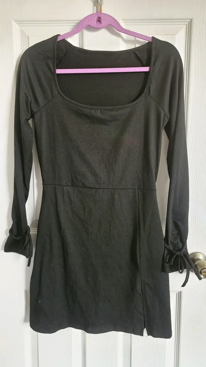 Vestido negro manga larga con lazo