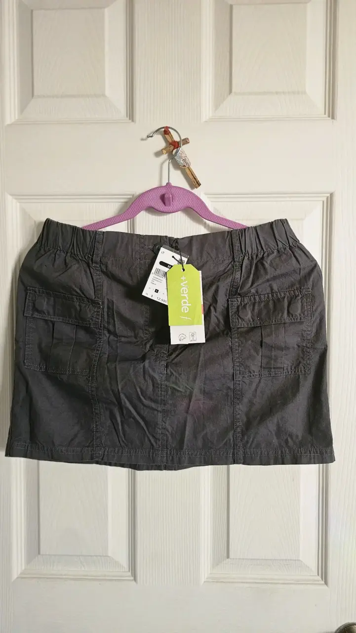Falda corta gris con bolsillos +Verde - 1