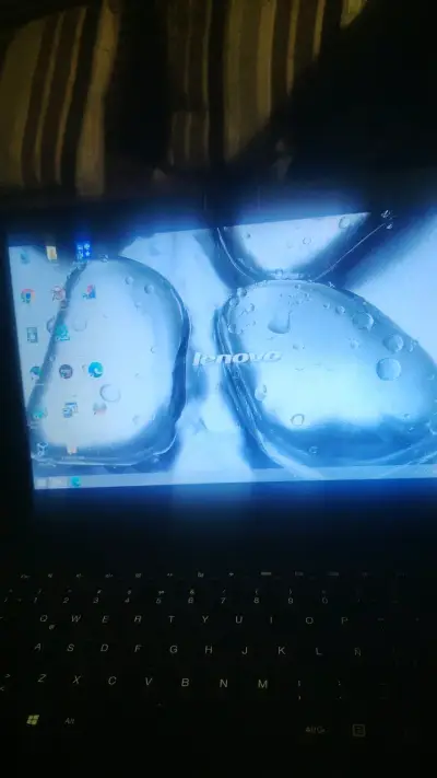 Laptop Lenovo en buen estado - miniatura 2