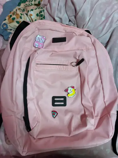 Mochila rosa con parches decorativos - miniatura 1