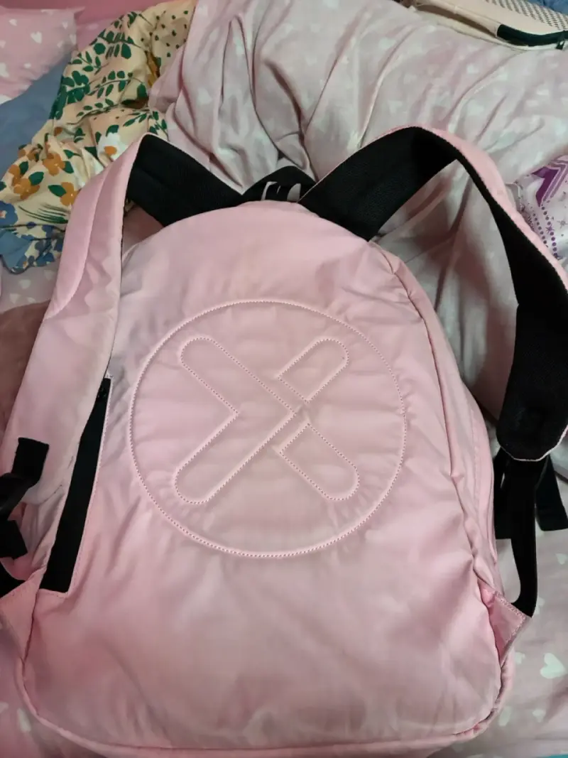Mochila rosa con parches decorativos - 2
