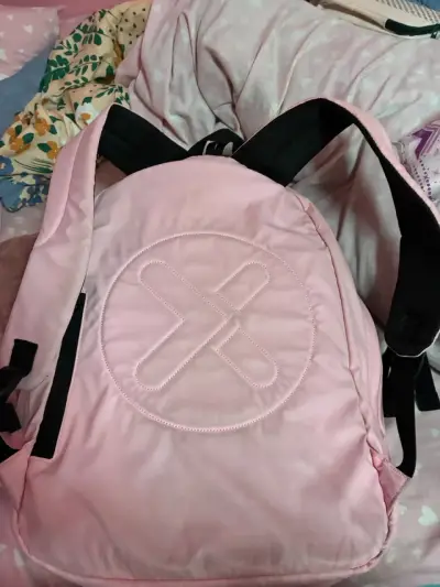Mochila rosa con parches decorativos - miniatura 2