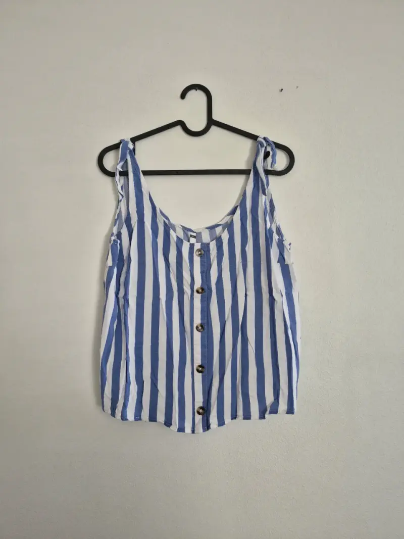 Blusa de rayas azul y blanco con botones