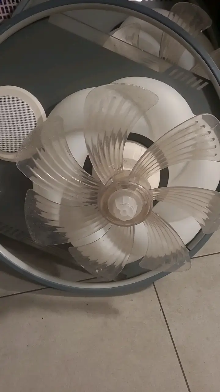 Ventilador de techo con aspas transparentes - 1