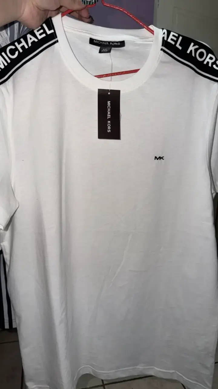 Polera blanca Michael Kors con logo en hombros