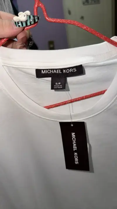 Polera blanca Michael Kors con logo en hombros - miniatura 2