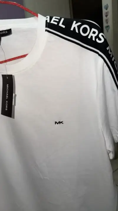 Polera blanca Michael Kors con logo en hombros - miniatura 3