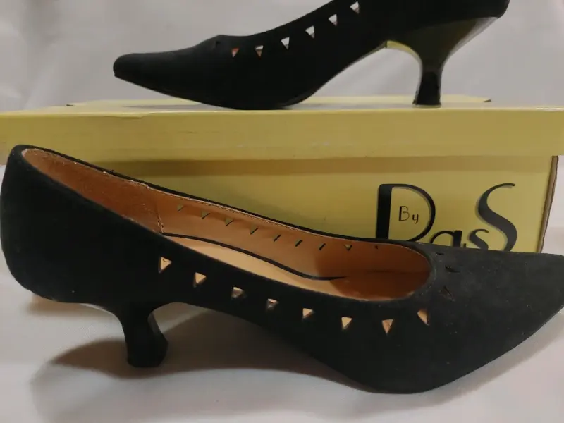 Zapatos de Tacón Negro con Diseño Calado - 1