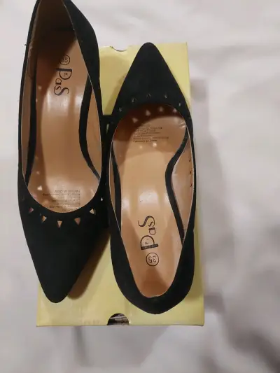 Zapatos de Tacón Negro con Diseño Calado - miniatura 2