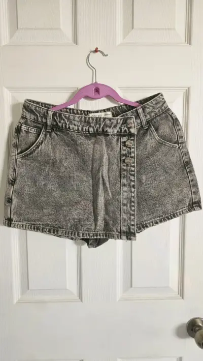 Shorts de mezclilla gris para mujer - miniatura 1