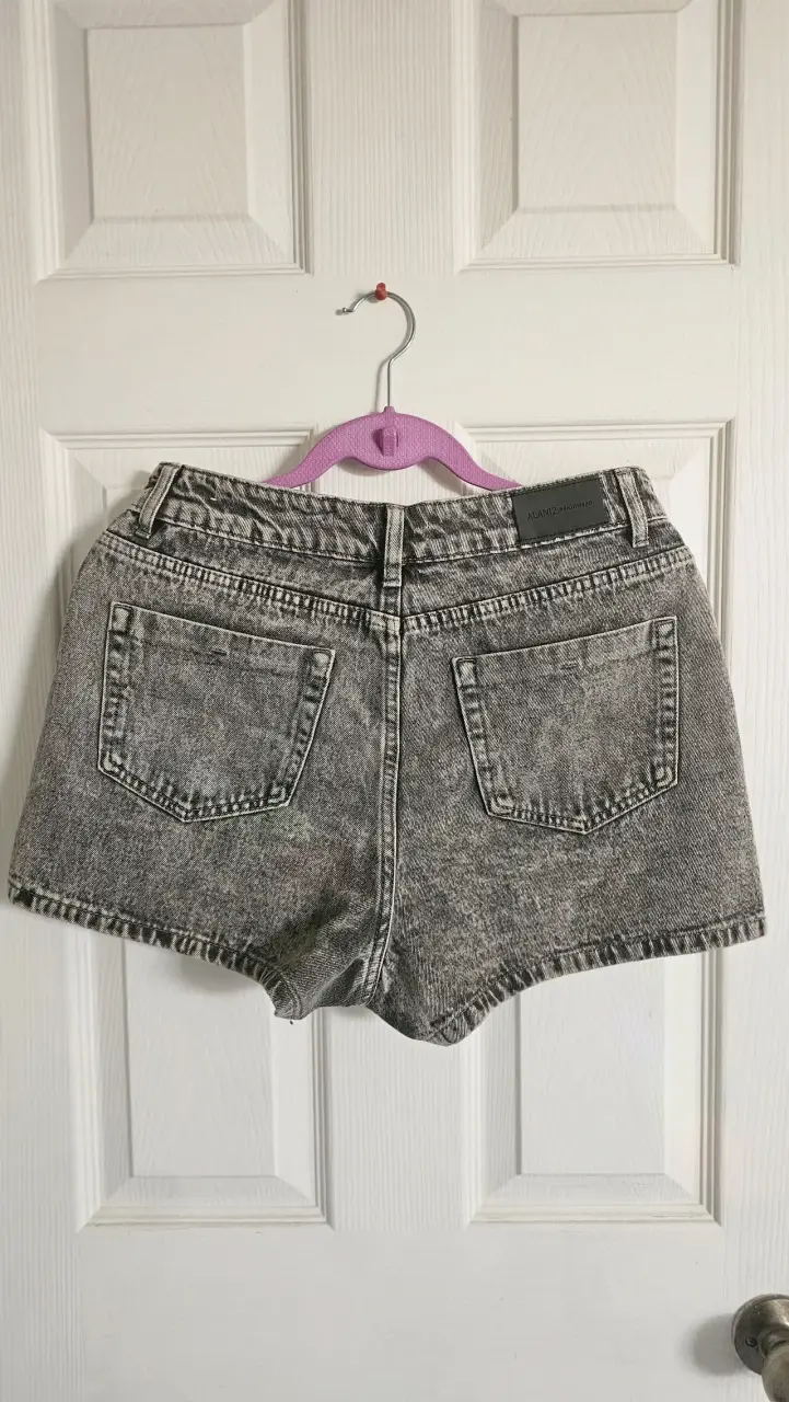Shorts de mezclilla gris para mujer - 2