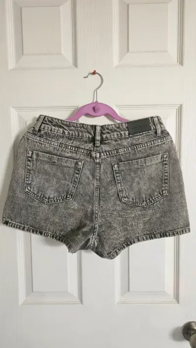 Shorts de mezclilla gris para mujer - miniatura 2