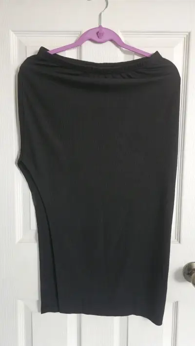 Conjunto Top negro sin mangas, falda con abertura - miniatura 2