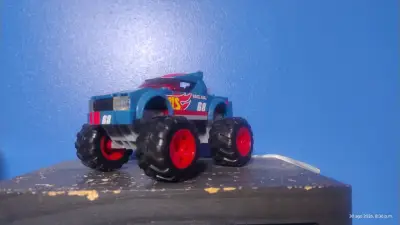 Camión Monster Truck Hot Wheels azul y rojo - miniatura 1