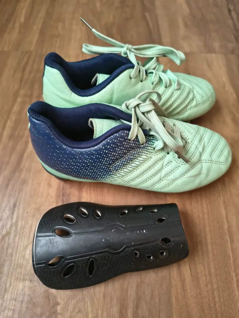 Zapatillas de fútbol sala verde y azul de niño