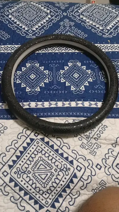 Funda para volante de auto antideslizante negra - miniatura 1