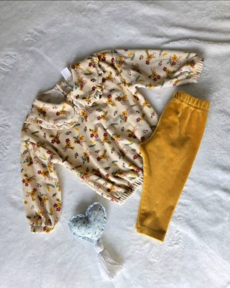 Conjunto floral y amarillo - 1