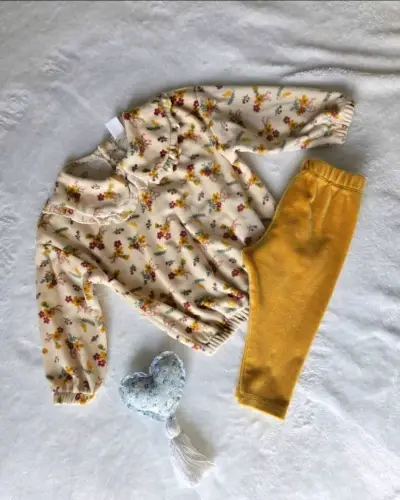 Conjunto floral y amarillo - miniatura 1