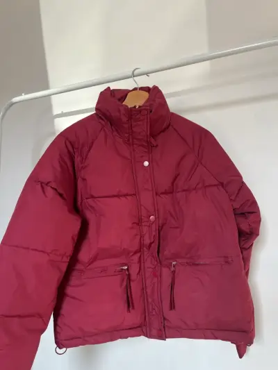 Chaqueta acolchada burdeos para mujer - miniatura 3