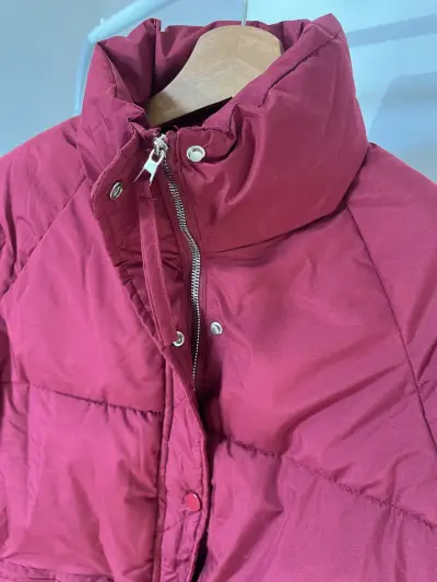 Chaqueta acolchada burdeos para mujer - miniatura 4