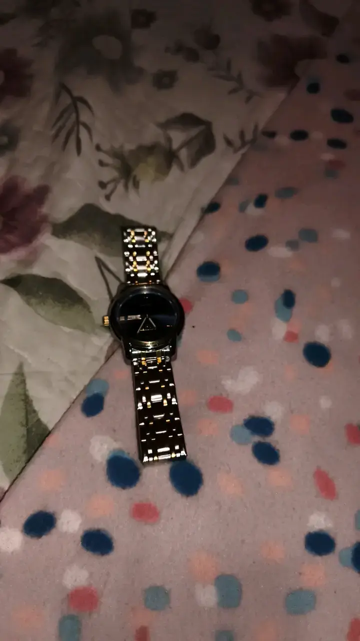 Reloj de pulsera dorado elegante - 1