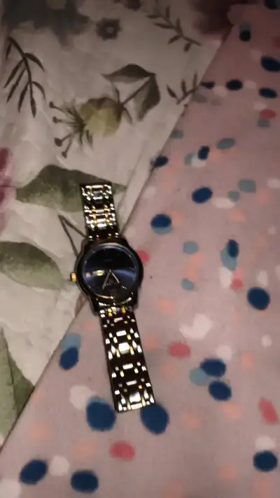 Reloj de pulsera dorado elegante - miniatura 2