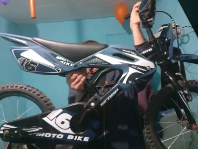 Bicicleta infantil estilo moto azul - miniatura 3