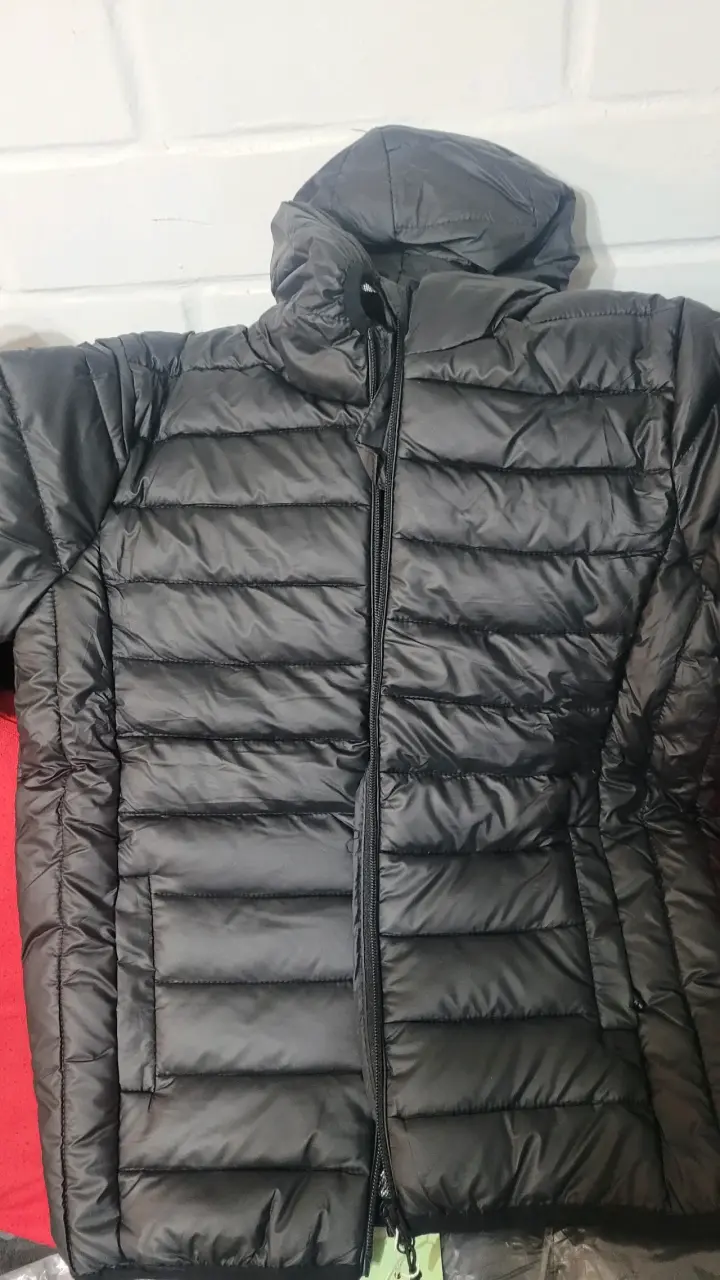 Chaqueta acolchada negra con capucha - 1