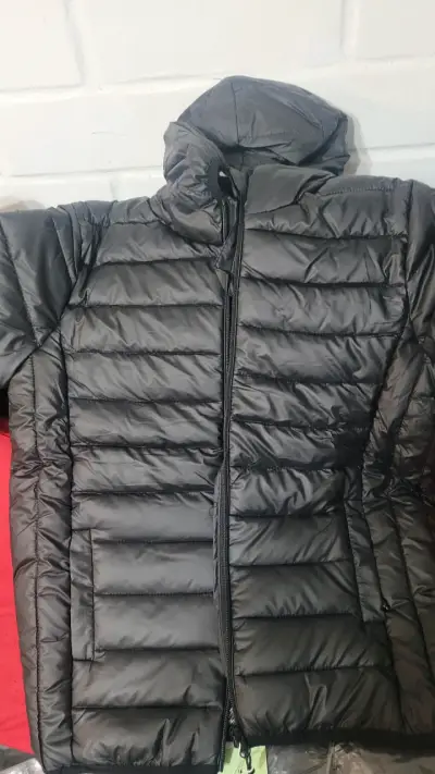 Chaqueta acolchada negra con capucha - miniatura 1