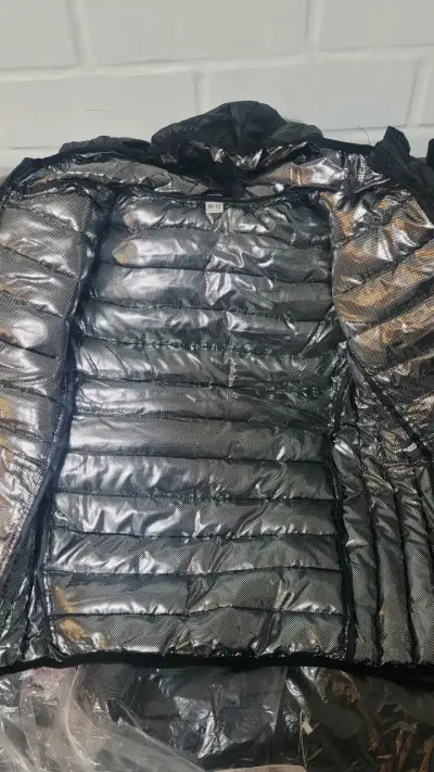Chaqueta acolchada negra con capucha - miniatura 2