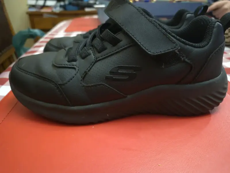 Zapatillas negras para niños Skechers con velcro - 1