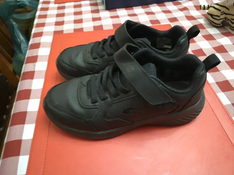 Zapatillas negras para niños Skechers con velcro - 4