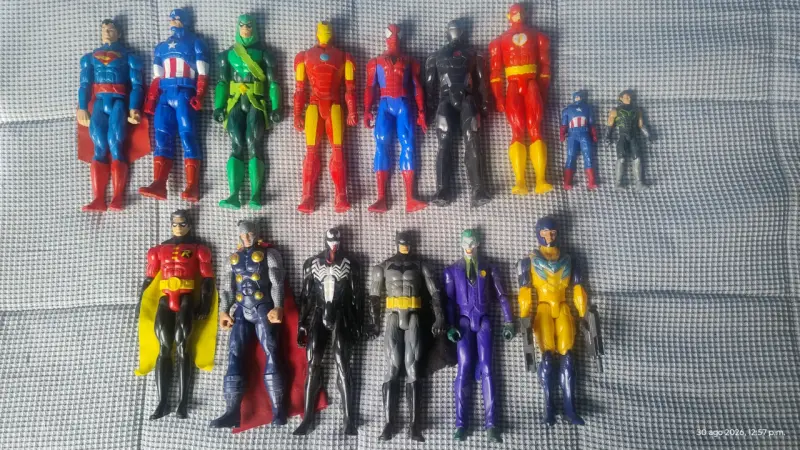 Set de figuras de acción de superhéroes