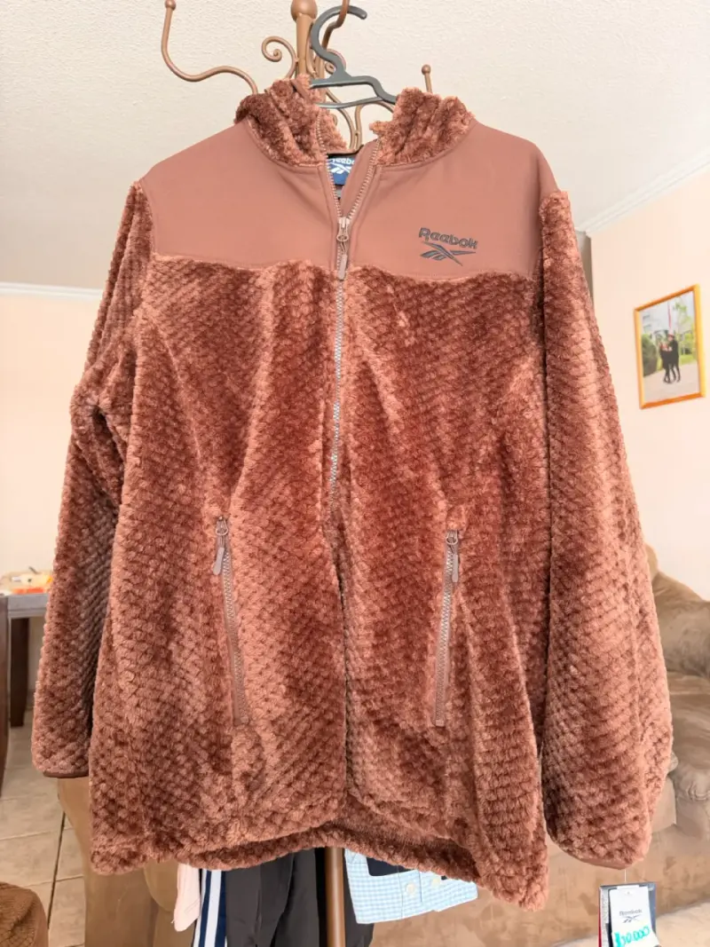 Chaqueta de felpa marrón Reebok con capucha