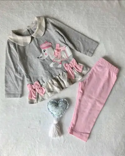 Conjunto de niña con diseño de perro y lazos - miniatura 1