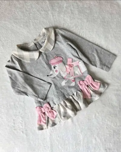 Conjunto de niña con diseño de perro y lazos - miniatura 2