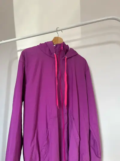 Chaqueta Morada con Capucha para Mujer - miniatura 2