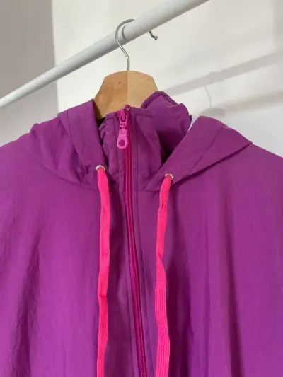 Chaqueta Morada con Capucha para Mujer - miniatura 3